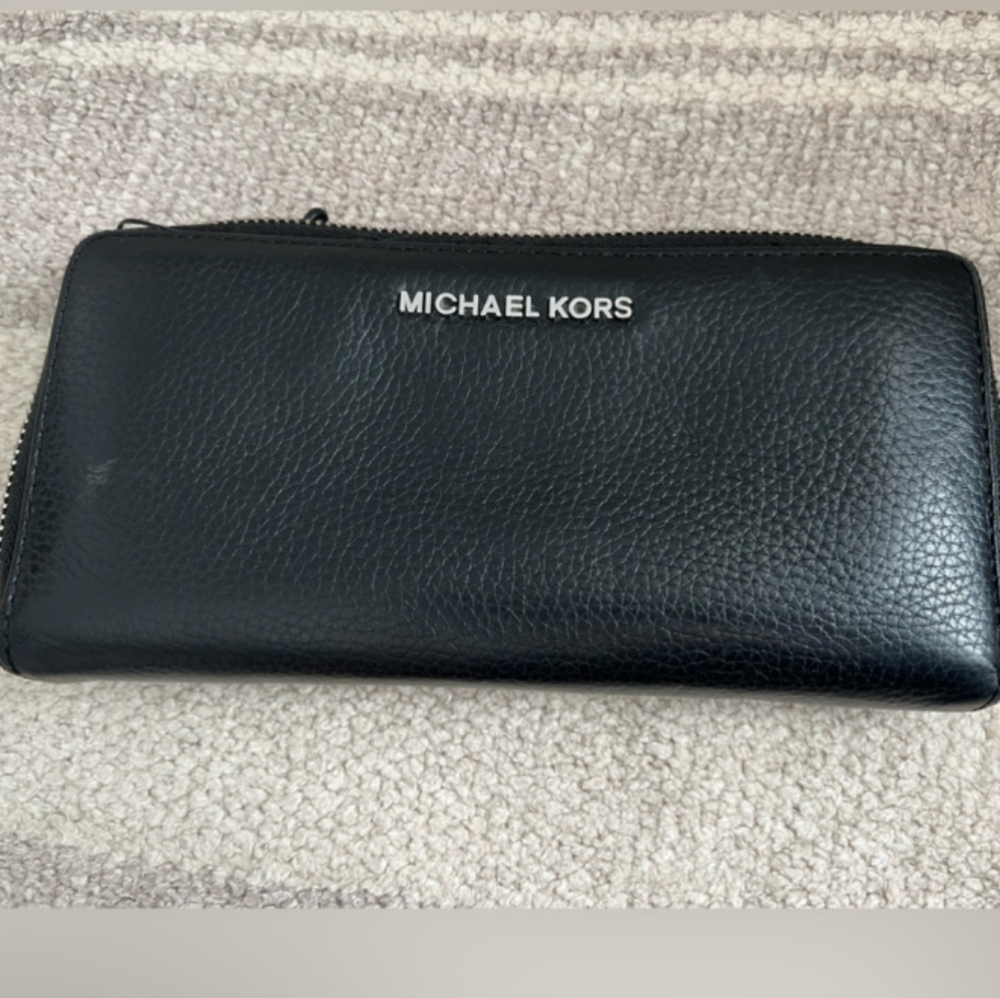 MICHAEL KORS Black Leather Zip Wallet Pre Loved See Pics